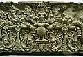 Vishnou chevauchant Garuda entre deux têtes monstrueuses. Linteau. Prasat Kok Po A, Angkor. Style de Preah Ko, fin du IXe&nbsp;siècle, grès