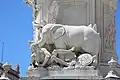 Côté gauche: figure allégorique de la renommée.