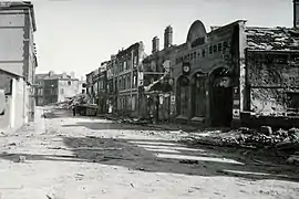 Photographie du boulevard Sainte-Anne avec maisons avec un garage détruit sur la droite