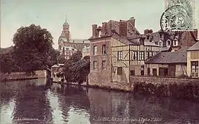 Les rives de la Touques et l'église Saint-Désir au début du XXe&nbsp;siècle.