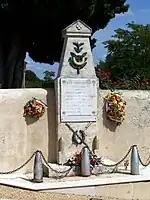 Le monument aux morts contre le mur du cimetière (août&nbsp;2012)