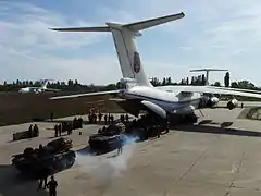 En 2013 embarquant dans un Il-76.