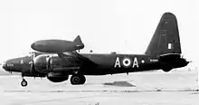 Photographie noir et blanc d'un avion au sol.