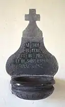 Bénitier avec les paroles du signe de croix.