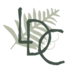 Lettres vertes « LDC » en diagonale sur une feuille de fougère vert claire.