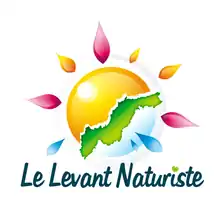 Logo. Sur une terre en diagonale, reposant sur la mer, un soleil se lève. Rayons et gouttelettes multicolores entourent.
