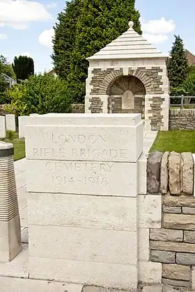 Entrée et abri avec plaque commémorative