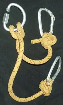 Photo d'une longe de spéléologie faite d'une corde courte avec deux mousquetons à ses bouts