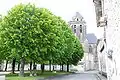 Place plantée de tilleuls et l'église.
