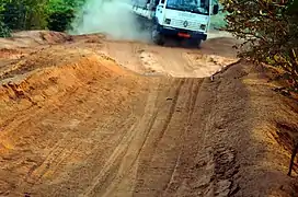 Camion sur une piste rurale à Badékparou.