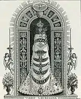 Gravure représentant la statue de la Madone de Lorette en 1898, et conforme à une photographie de 1913 de la statue par Edward Dutton[Lequel&nbsp;?]. Ce qui atteste que la statue emportée par Napoléon n’est plus la même que celle exposée avant l’incendie de 1921.