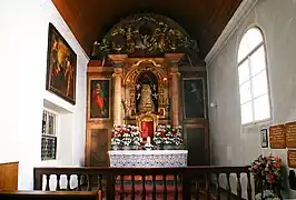 Autel avec la statue de la Vierge noire