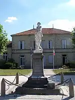 Le monument aux morts devant la mairie (août&nbsp;2010).