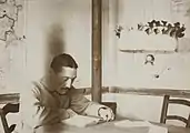 Le capitaine Chevrier du 4e&nbsp;groupe du 47e&nbsp;RAC, au travail début 1917.
