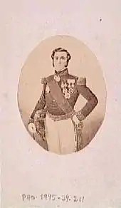 dans un cadre rectangulaire, une photographie en médaillon ovale d'un militaire français du XIXe&nbsp;siècle en habit de parade.