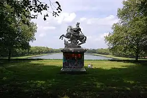 Vue arrière de la statue.