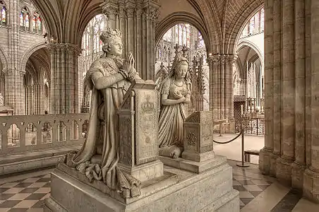 Cénotaphes de Louis XVI et de Marie-Antoinette, basilique Saint-Denis. Gaulle est l'auteur de l'orant du roi (1830).