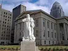 Statue du Roi Louis XVI à Louisville (Kentucky) devant le Louisville Metro Hall