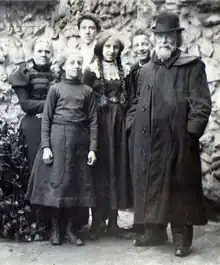 Photographie montrant dans un jardin Louise Reclus avec son frère Élisée et certains de ses petits-enfants, vers 1900.