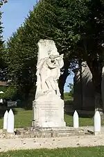 Le monument aux morts près de l'église (août&nbsp;2011)