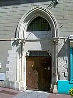 Porte de l'ancien Hôtel-dieu de Louvres, du XIIIe&nbsp;siècle, au 26 rue de Paris.