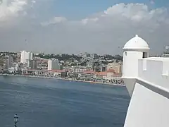 Luanda, front de mer vu depuis la forteresse de São Miguel (pt).
