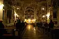 L'intérieur de l'église pendant la messe
