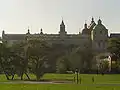 Théâtre de marionnettes et d'acteurs situé dans les bâtiments du monastère. A côté se trouve l'église dominicaine, au fond se trouve la tour trinitaire.