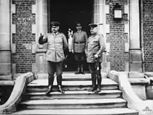hommes en uniforme