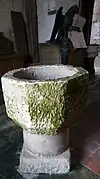 Le lutrin et les fonts baptismaux, du XIIe&nbsp;siècle, classés.
