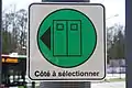 Sur les stations à quai central, ce signal rappelle au conducteur d'ouvrir les portes situées sur le côté gauche et non celles situées sur le côté droit de la rame.