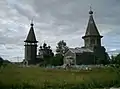 Lyadiny : Le clocher (1820), l'église de l'Épiphanie Georgievskaïa (1793) et l'église de l'Intercession-Vlasevskaïa (1761) formant un ensemble dont seule l'église de l'Épiphanie a échappé aux flammes en 2013.