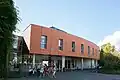 Le gymnase à la façade est du lycée.