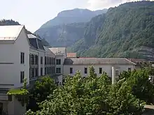 Un des quatre bâtiments du lycée Charles-Poncet.