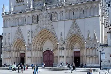 Portails de la façade Ouest.