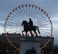 Statue équestre de Louis XIV, œuvre de François-Frédéric Lemot sur fond de grande roue.