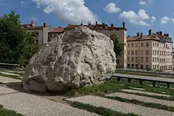 Le Gros Caillou à l'extrémité est du boulevard de la Croix-Rousse.