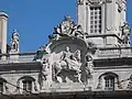 Sculptures devant le beffroi