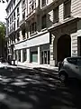 Le numéro 3 de la rue en 2019 avec un véhicule électrique de la société Bluely et l'agence du loueur.