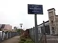 L'allée vue du nord, en 2020, et plaque de rue.