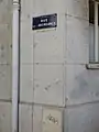 Une plaque de rue nouvelle, remplaçant une plus ancienne, en 2019.