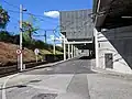 Site propre reliant la Gare de Vaise au quartier de La Duchère, comprenant un viaduc au-dessus des voies ferroviaires puis un tunnel aboutissant sur le Boulevard de Balmont.