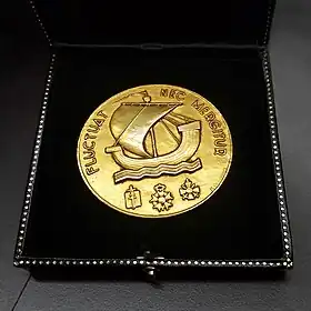 Sur la médaille de la Ville de Paris.