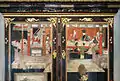 Médailler français v.1750 dont les portes sont découpées dans des éléments de paravents chinois en laque de Coromandel (musée du cabinet des médailles, BNF)