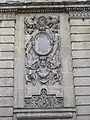 Médaillon sur la façade du corps de logis central.