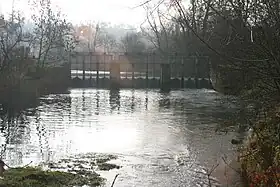 Photographie montrant le barrage sur la Méholle à Vacon