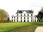 Vue de l'entrée du château et de son parc.