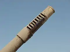 Frein de bouche à « ouïes » de l'obusier de 155&nbsp;mm Modèle 50 reprenant le concept du frein de bouche de l’obusier allemand de 15 cm sFH 18/40.