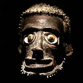 Crâne d'ancêtre surmodelé. Papouasie-Nouvelle-Guinée, Nouvelle-Irlande. Os, pâte végétale, coquillage, chaux, résine, H. 21&nbsp;cm. 1850-1950