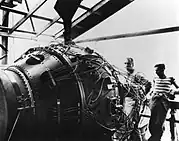 Gadget dans la tour du site d'essai de Trinity en attente de détonation. De g. à d., Norris Bradbury et Boyce McDaniel&nbsp;(en).